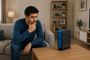 hombre mirando el router WiFi 7 de Movistar