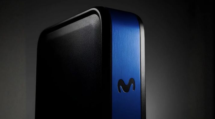 Primer plano lateral de un router con tecnología Wi-Fi 7 y el logotipo de Movistar sobre una franja azul metálica.