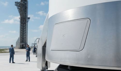 Primer plano de una antena Starlink V5 integrada en el fuselaje metálico de un cohete en una plataforma de lanzamiento.