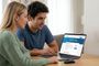 Pareja consultando las tarifas de fibra y móvil en la web oficial de DIGI desde un ordenador portátil.