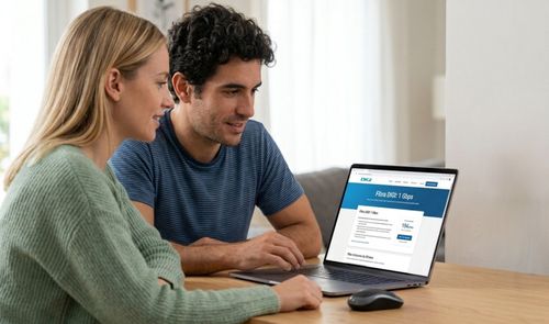 Pareja consultando las tarifas de fibra y móvil en la web oficial de DIGI desde un ordenador portátil.