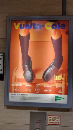 Cartel publicitario de la campaña Vuelta al Cole de El Corte Inglés en el interior de un ascensor.