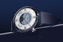 Reloj inteligente Xiaomi Watch S5 con esfera clásica de números romanos y correa de cuero azul sobre fondo oscuro.