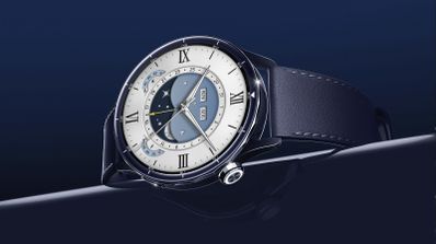 Reloj inteligente Xiaomi Watch S5 con esfera clásica de números romanos y correa de cuero azul sobre fondo oscuro.