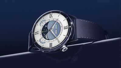 Reloj inteligente Xiaomi Watch S5 con esfera clásica de números romanos y correa de cuero azul sobre fondo oscuro.