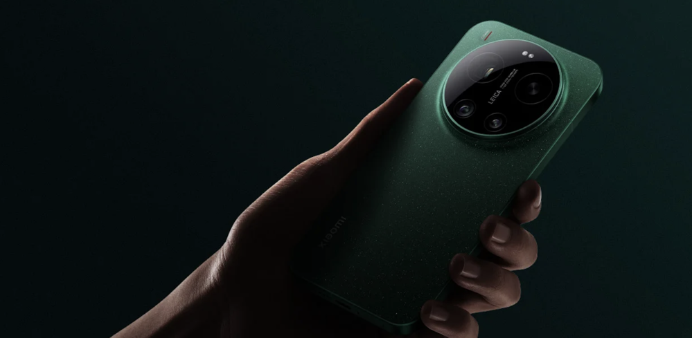 Mano sujetando un smartphone Xiaomi 17 Ultra de color verde oscuro con un gran módulo de cámaras circular.