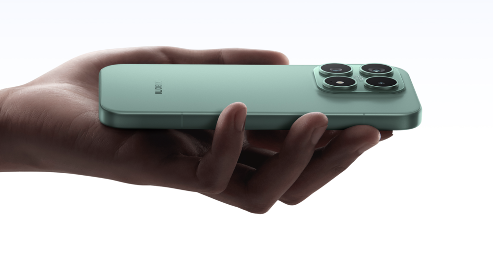 Vista lateral del Xiaomi 17 Ultra en color verde sujeto con una mano, mostrando el relieve de su módulo de cámaras trasero.