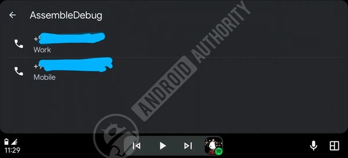 Interfaz de Android Auto que muestra una lista de números de teléfono para un contacto con etiquetas de Trabajo y Móvil.