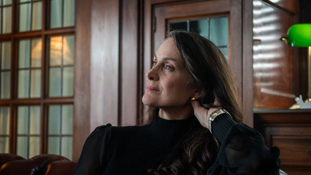Carrie Anne Moss en la serie Yaga