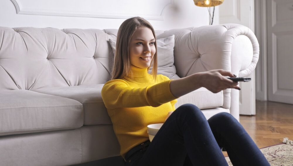 Chica usando el mando a distancia