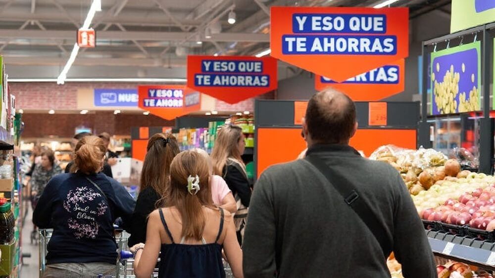 Clientes comprando dentro de Aldi