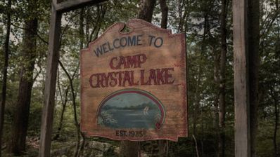 El cartel de la entrada del campamento Crystal Lake