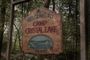 El cartel de la entrada del campamento Crystal Lake
