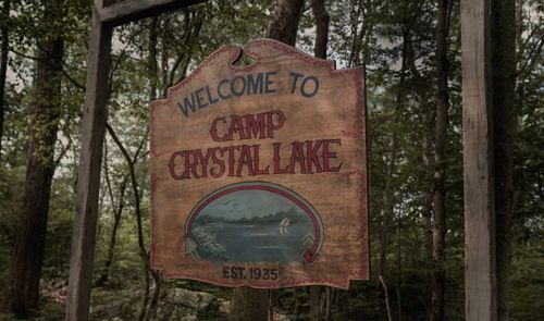 El cartel de la entrada del campamento Crystal Lake
