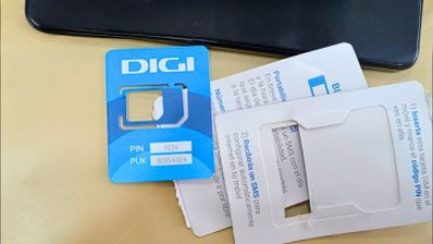 Tarjeta SIM de DIGI sobre una superficie plana junto a las instrucciones de portabilidad y activación.