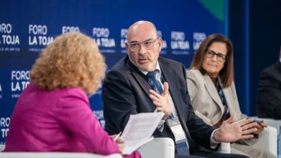 Emilio Gayo gesticula durante su intervención en una mesa redonda del Foro La Toja.