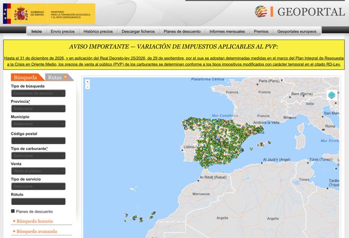 Interfaz del Geoportal de Gasolineras con un mapa de España que muestra la ubicación de estaciones de servicio.