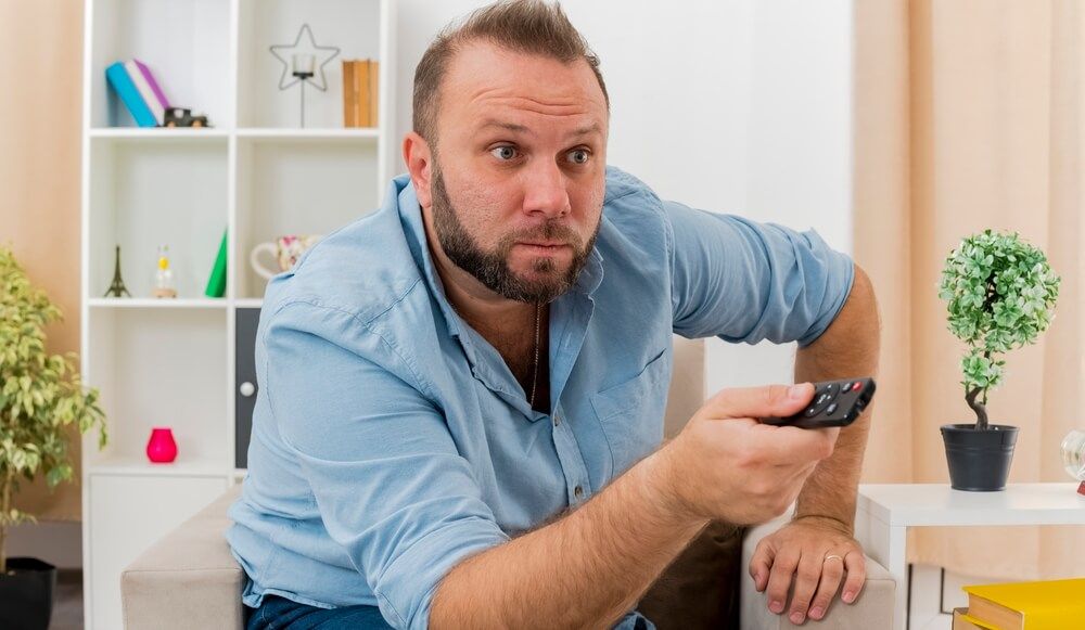 Un hombre con el mando de la televisión