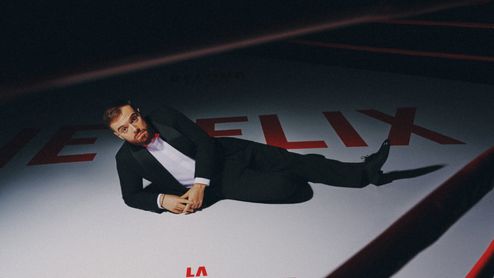 Ibai posando con Netflix