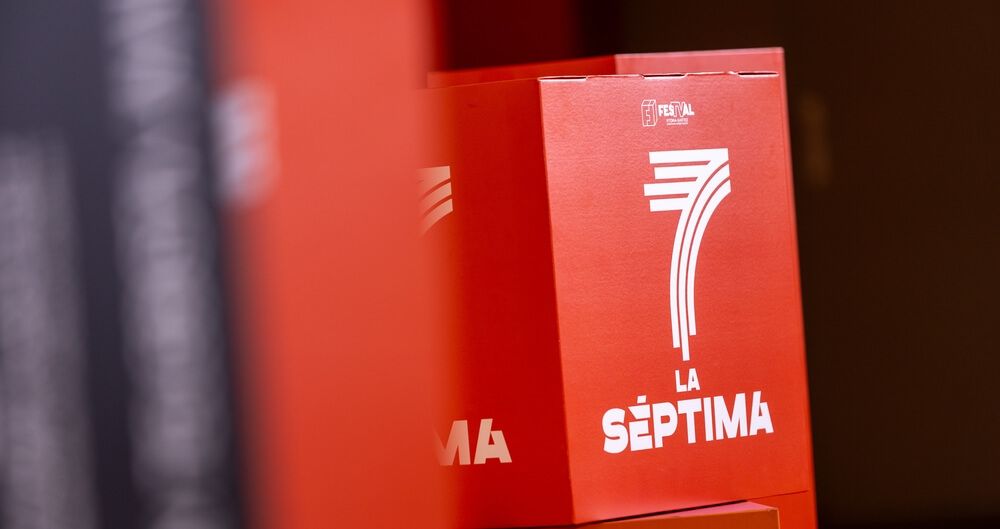 Logo de La Séptima en un cubo decorativo