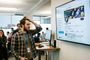 Trabajador de Microsoft viendo el hackeo a la cuenta de X de la compañía