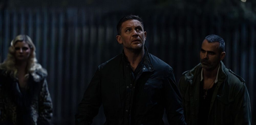 Tom Hardy en la serie Mobland (Tierra de mafiosos)