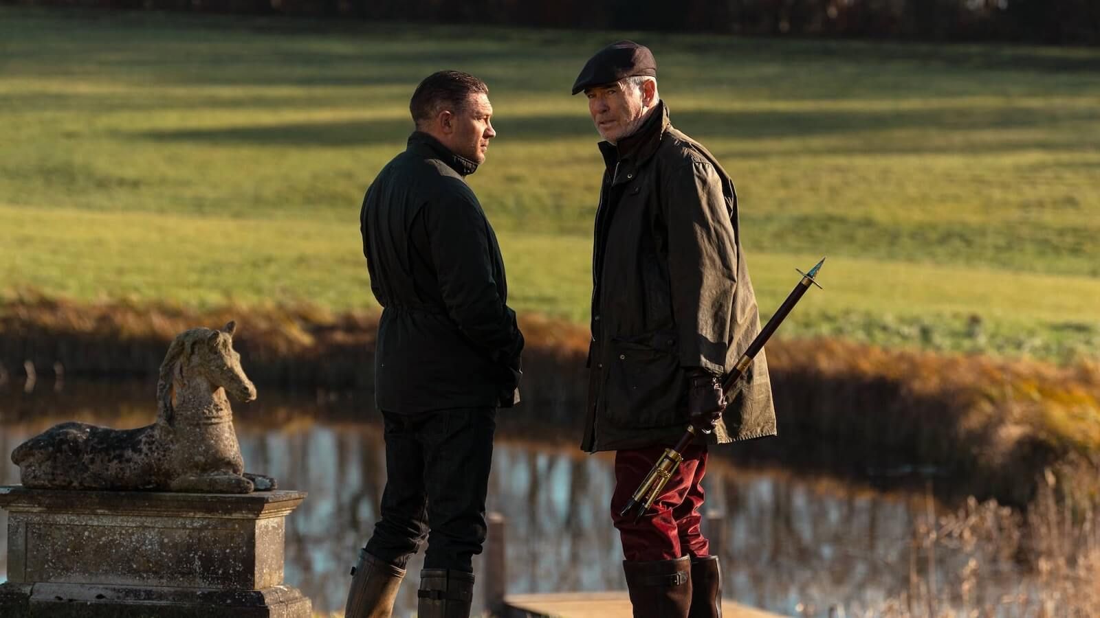 Tom Hardy y Pierce Brosnan en Mobland