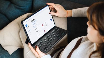 Una mujer usando Revolut en el PC