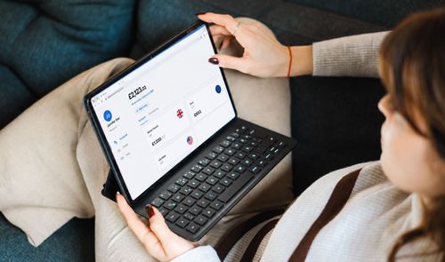 Una mujer usando Revolut en el PC