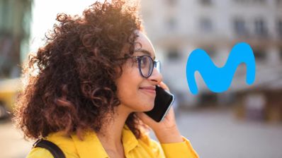 Una mujer usando un móvil de Movistar