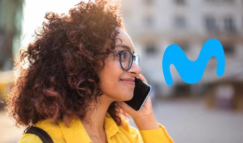 Una mujer usando un móvil de Movistar
