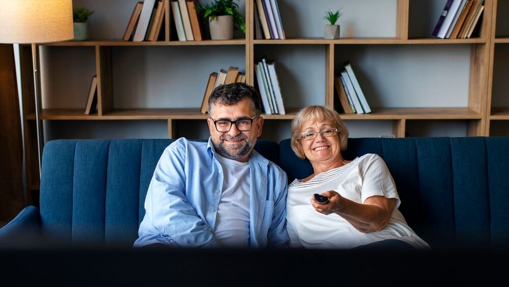 Una pareja viendo la tele