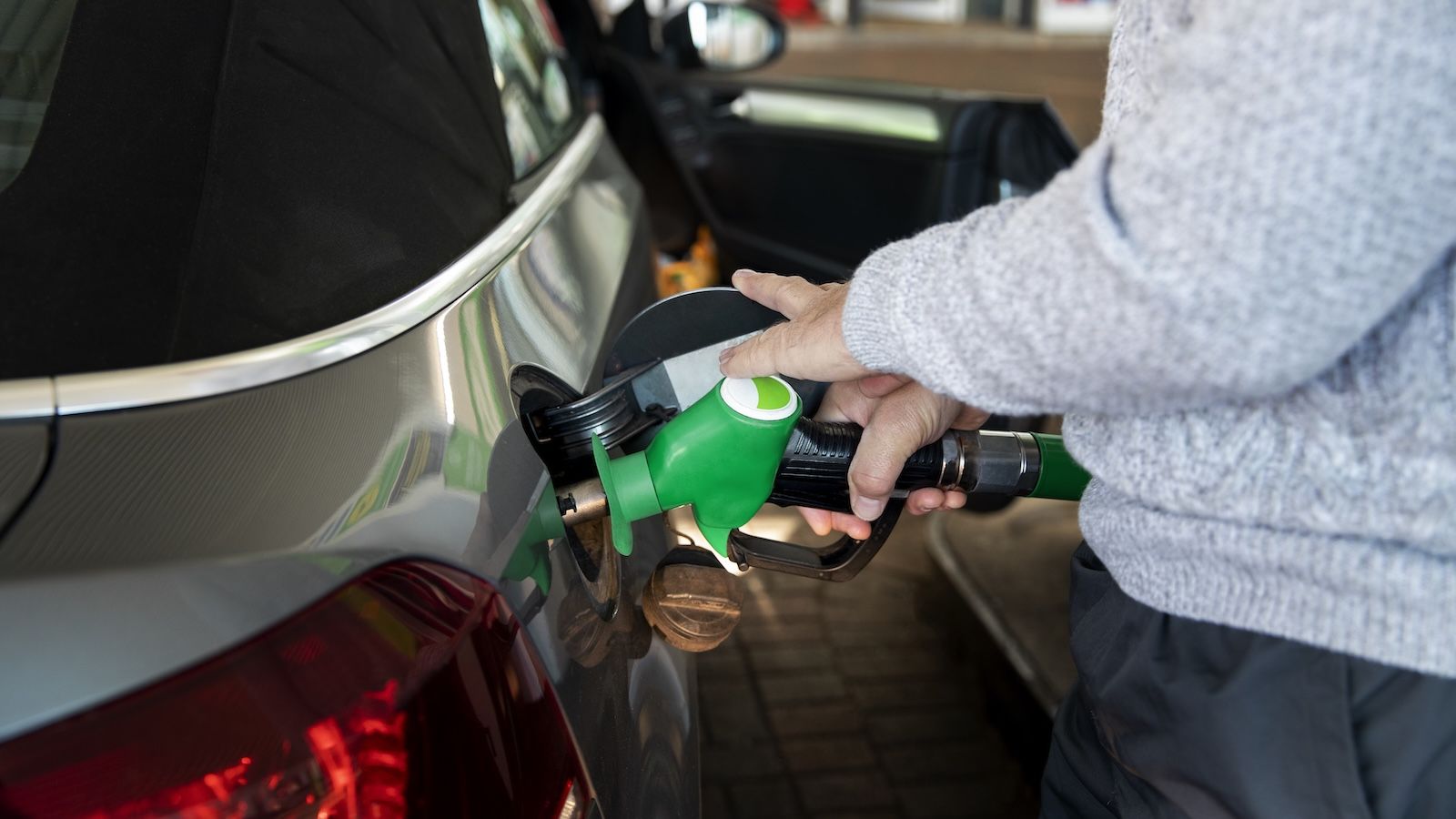 Persona repostando gasolina