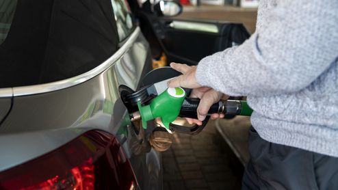 Persona repostando gasolina