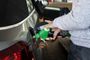 Persona repostando gasolina