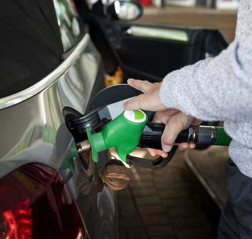 Persona repostando gasolina