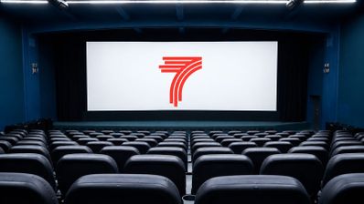Sala de cine con el logo de La Séptima