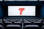 Sala de cine con el logo de La Séptima