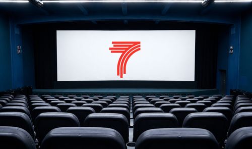 Sala de cine con el logo de La Séptima