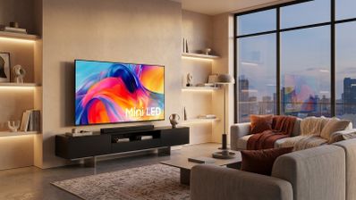 Televisor Samsung M70H de 65 pulgadas con diseño de marcos reducidos y soporte gris, mostrando la pantalla encendida con contenido de muestra