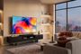 Televisor Samsung M70H de 65 pulgadas con diseño de marcos reducidos y soporte gris, mostrando la pantalla encendida con contenido de muestra