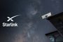 Logo de Starlink junto a una antena de la compañía