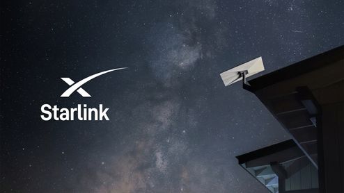 Logo de Starlink junto a una antena de la compañía