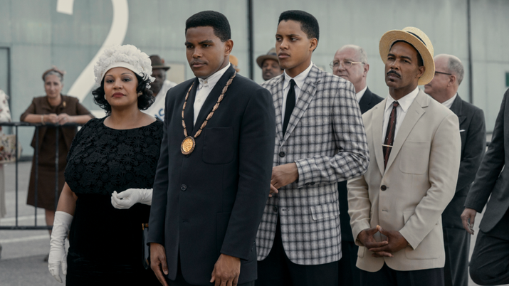 Grupo de personajes caracterizados de época en una escena de la serie The Greatest sobre Muhammad Ali.
