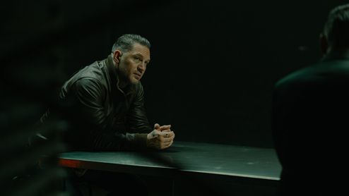 Tom Hardy en una escena de la serie MobLand