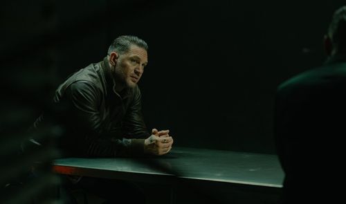 Tom Hardy en una escena de la serie MobLand