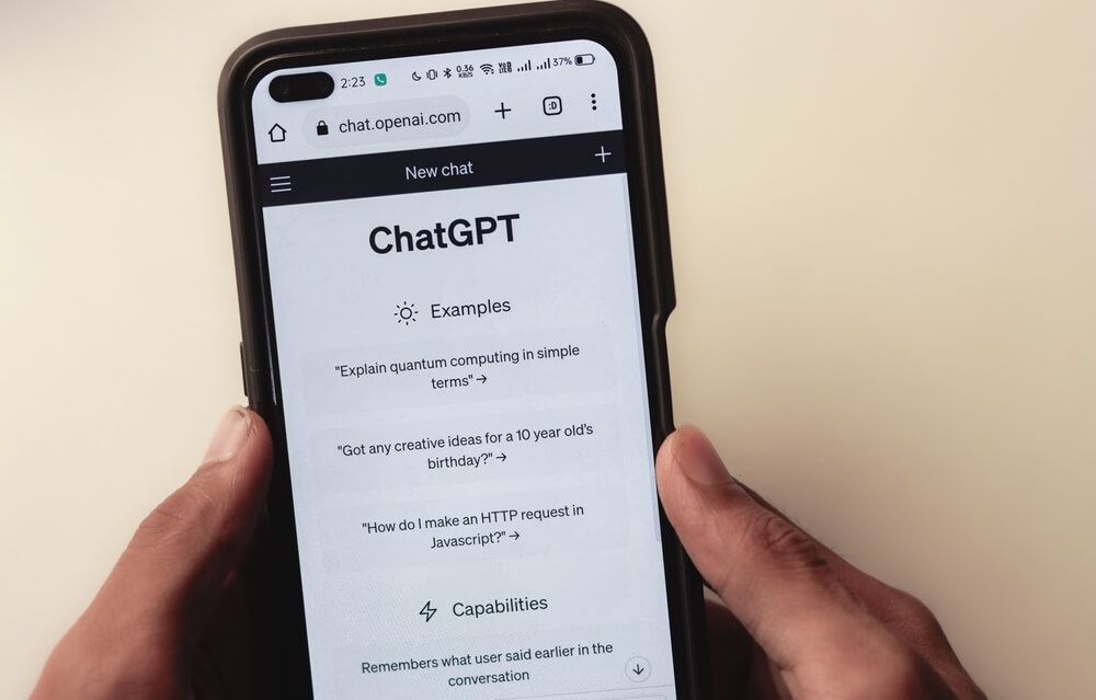 Un usuario con ChatGPT en el móvil