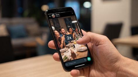 Persona reproduciendo un estado de WhatsApp al doble de velocidad