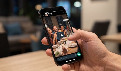 Persona reproduciendo un estado de WhatsApp al doble de velocidad