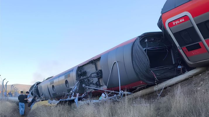 Vagón de un tren iryo volcado lateralmente sobre un terraplén tras un descarrilamiento.